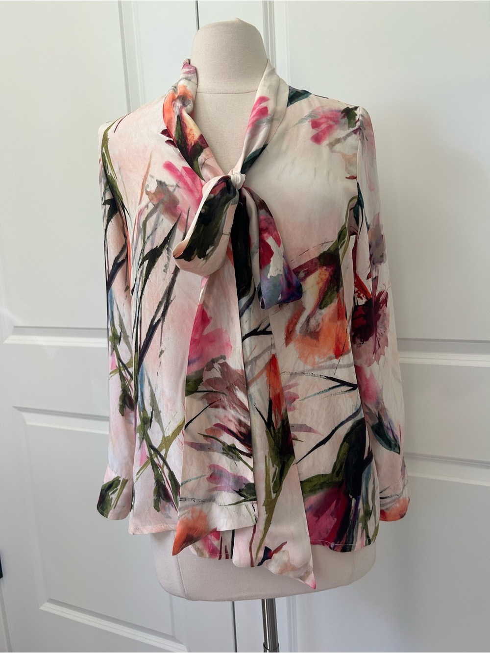 Bell by ALICIA BELL size 4 Silk Watercolor Floral Long Slv Tie Neck Blouse top